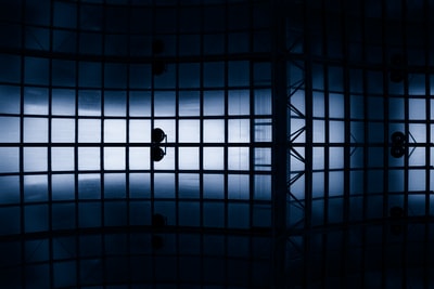 黑色和灰色的玻璃窗户
